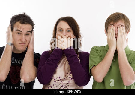 Modello di rilascio , Drei adolescente hoeren nichts, nichts Sagen und Sehen nichts, 3-Affen-Motiv - teenager, simbolico per tre scimmie Foto Stock