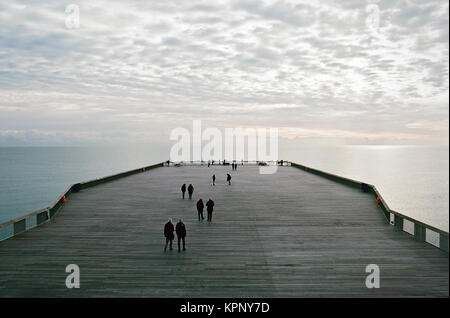 Hastings Pier, sulla East Sussex, Regno Unito costa, che guarda verso il mare Foto Stock