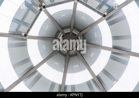 Cupola di vetro e tetto di vetro di una sala. Foto Stock