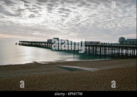 Il recentemente rinnovato Hastings Pier in inverno, sulla costa del Sussex, Regno Unito Foto Stock