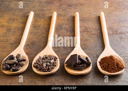 Il cacao e il cioccolato fondente in cucchiai di legno Foto Stock