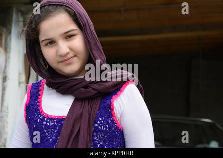 Ritratto di adolescenti bella ragazza indossando il tradizionale tessuto lavorato a maglia con scialle Foto Stock