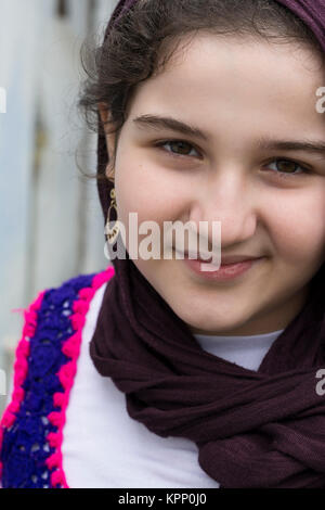 Ritratto di adolescenti sorridente bella ragazza in posa per una fotocamera Foto Stock