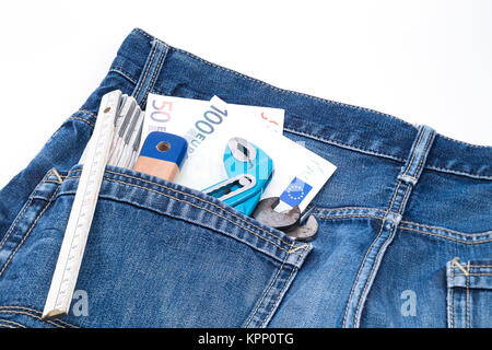 Geld und Werkzeuge in Jeanstasche Foto Stock