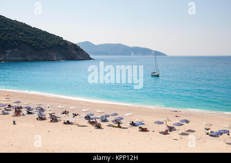 Lettini e ombrelloni sulla spiaggia di Myrtos, Cefalonia, Grecia Foto Stock