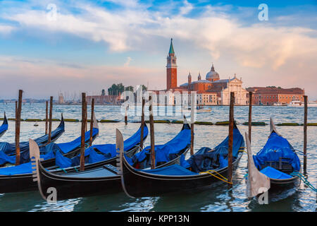 Gondole al crepuscolo in laguna di Venezia, Italia Foto Stock