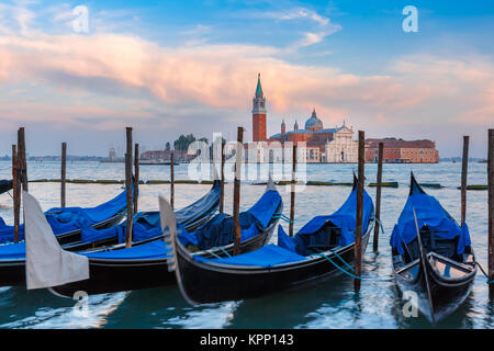 Gondole al crepuscolo in laguna di Venezia, Italia Foto Stock