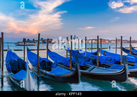 Gondole al crepuscolo in laguna di Venezia, Italia Foto Stock