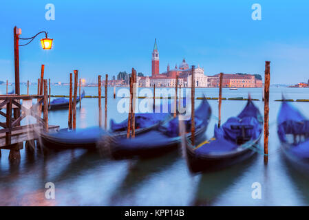 Gondole al crepuscolo in laguna di Venezia, Italia Foto Stock