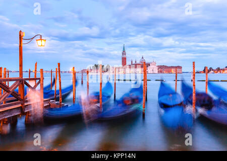 Gondole al crepuscolo in laguna di Venezia, Italia Foto Stock