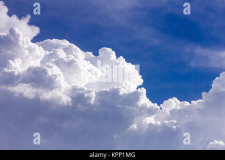 Nuvole nel cielo blu prima di pioggia Foto Stock