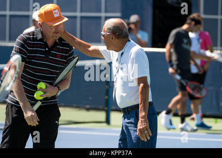 FLUSHING NY- 28 AGOSTO: Boris Becker, Nick Bollettieri è avvistata giorno quattro del 2014 US Open al USTA Billie Jean King National Tennis Center il 28 agosto 2014 nel quartiere di lavaggio del Queens borough di New York City. Persone: Boris Becker, Nick Bollettieri Foto Stock