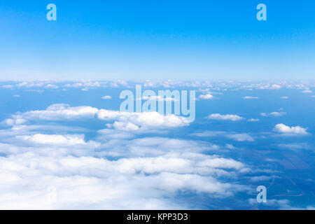 Vista sopra le nuvole e la terra orizzonte dal velivolo Foto Stock