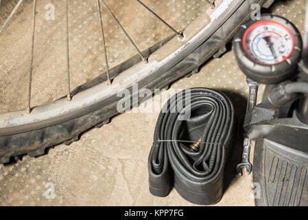 Mountain bike con forato il pneumatico sgonfio. Concetto di sfortuna e imprevisti Foto Stock