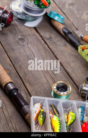 La pesca affronta e esche su pannello di legno Foto Stock