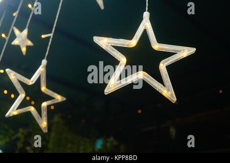 La campana del vento è ornamentale, con la forma delle stelle, la forma di amore e così via. Foto Stock