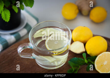 Tè allo zenzero di limone con sfondo di legno Foto Stock