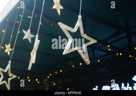 La campana del vento è ornamentale, con la forma delle stelle, la forma di amore e così via. Foto Stock