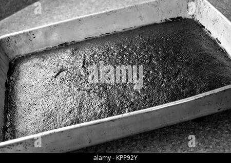Bianco e nero, torta al cioccolato in padella Foto Stock