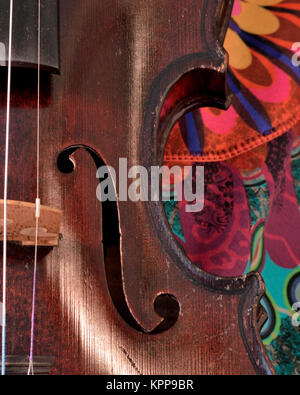 Violino antico closeup contro bright stampa Foto Stock