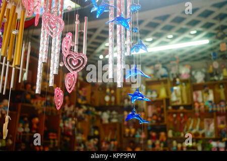 La campana del vento è ornamentale, con la forma delle stelle, la forma di amore e così via. Foto Stock