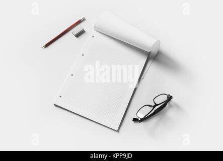 Blank stationery mockup. Blank copybook, bicchieri, matita e eraseron libro bianco sullo sfondo. Modello per porre il vostro design. Foto Stock