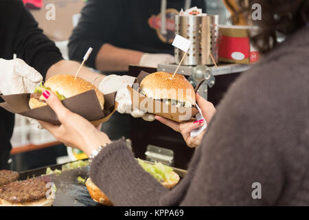 Hamburger di manzo servita sul cibo di strada in stallo Foto Stock