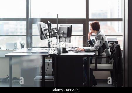 Business donna lavora in ufficio aziendale. Foto Stock
