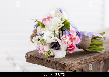 Pasqua rosa e bianco bouquet sul banco di lavoro Foto Stock
