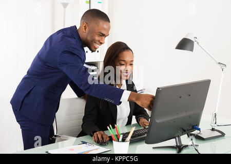 Gli imprenditori lavora sul computer in ufficio Foto Stock