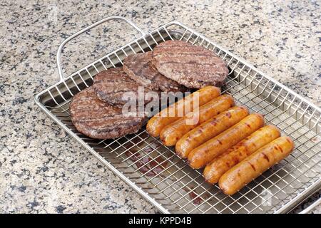 Salsicce alla griglia e le polpette Foto Stock