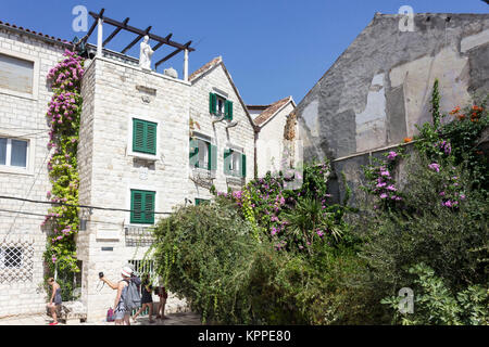 SPLIT, Croazia - 11 agosto 2017: antico edificio in Split nella stagione estiva, con molti fiori e piante Foto Stock