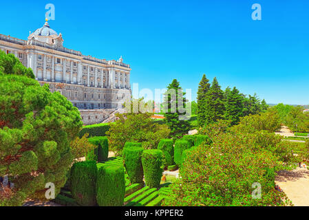 Giardini Sabatini (Jardines de Sabatini) e la costruzione del Palazzo Reale di Madrid in Spagna. Foto Stock