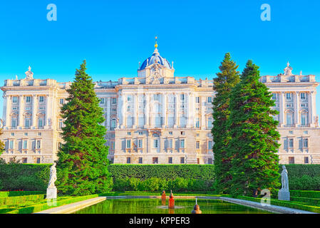 Giardini Sabatini (Jardines de Sabatini) e la costruzione del Palazzo Reale di Madrid in Spagna. Foto Stock