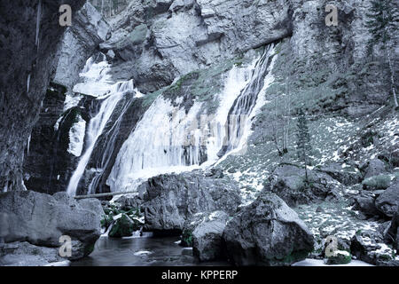 Le cascate di acqua congelata con un strem fluente in una lunga esposizione fotografia. Ordesa, parco naturale Spagna Foto Stock