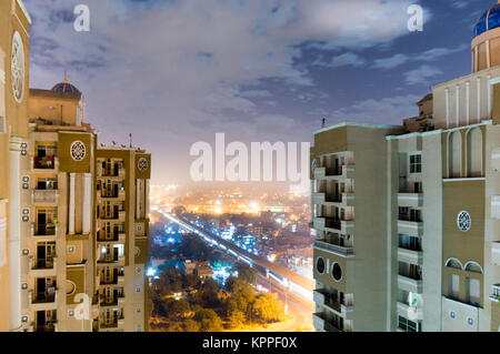 Grattacieli shot su una torbida notte con la noida delhi cityscape mostra tra loro. La metropolitana di Delhi è ora collegato un numero di zone commerciali e residenziali Foto Stock