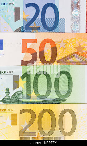 Sullo sfondo di diverse banconote in euro da vicino. Foto Stock