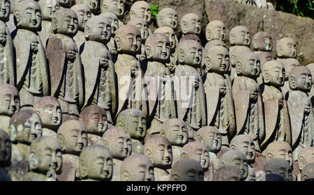Righe del vecchio monaco buddista tradizionale di piccole statue in Giappone Foto Stock