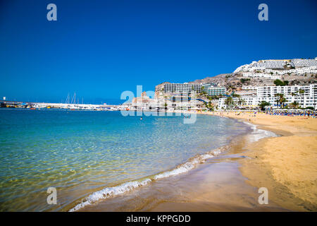 La spiaggia pubblica di Puerto Rico a Gran Canaria. Spagna. Foto Stock