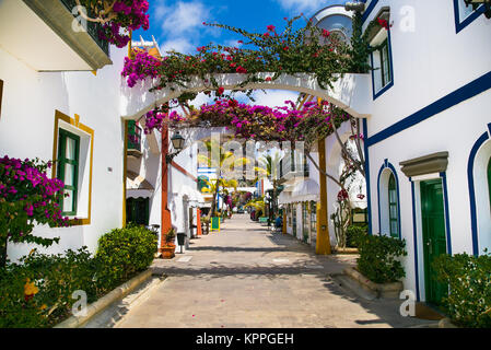 Architettura di Puerto de Mogan, un piccolo porto di pesca sull isola Gran Canaria, Spagna. Puerto de Mogan è chiamata la piccola Venezia delle Canarie. Foto Stock