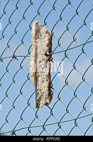 Sbriciolare palo di cemento essendo supportato dalla catena collegamento recinto doveva sostenere, Lancashire, Regno Unito Foto Stock