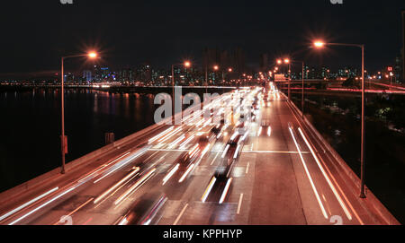 Sentieri di luce sulla strada moderna a Seoul, Corea del Sud Foto Stock