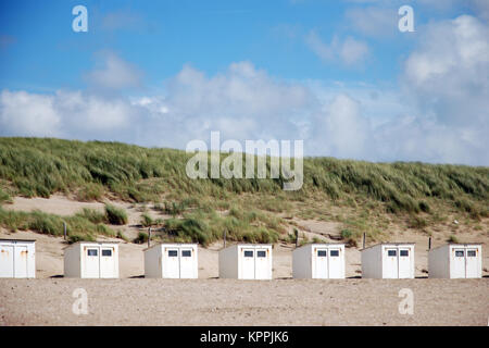 Poco cabine da spiaggia al tramonto sul Mare del Nord su Texel waddeneiland Holland Europa. Foto Stock