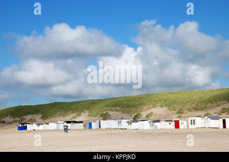 Poco cabine da spiaggia al tramonto sul Mare del Nord su Texel waddeneiland Holland Europa. Foto Stock
