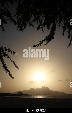 Vista del Monte Cara la montagna da Mindelo incorniciato con rami di albero, São Vicente, Capo Verde al tramonto. Foto Stock