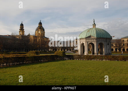 Hofgarten con padiglione della dea Diana a Monaco di Baviera, Germania Foto Stock