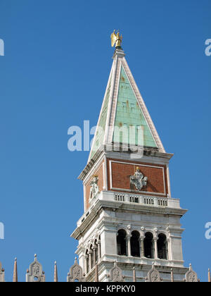 Venezia - il frammento più alta della torre di San Marco si vede dal cortile del Palazzo dei Dogi Foto Stock
