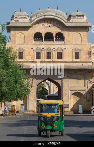 Un tuk tuk vicino città rosa gate, Jaipur, Rajasthan, India Foto Stock