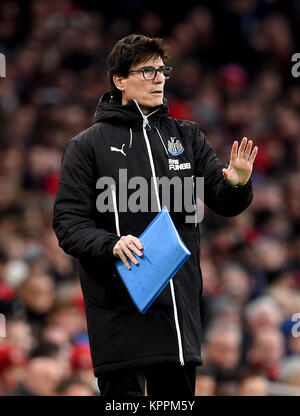 Newcastle United prima allenatore di squadra Mikel Antina gesti sulla linea di contatto durante la partita della Premier League all'Emirates Stadium, Londra. PREMERE ASSOCIAZIONE foto. Data immagine: Sabato 16 dicembre 2017. Guarda la storia dell'arsenale DI CALCIO della PA. Il credito fotografico dovrebbe essere: Joe Giddens/PA Wire. RESTRIZIONI: Nessun utilizzo con audio, video, dati, elenchi di apparecchi, logo di club/campionato o servizi "live" non autorizzati. L'uso in-match online è limitato a 75 immagini, senza emulazione video. Nessun utilizzo nelle scommesse, nei giochi o nelle pubblicazioni di singoli club/campionati/giocatori. Foto Stock