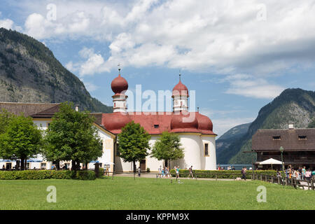 Le persone che visitano San Bartolomeo la Chiesa a Konigssee in Germania Foto Stock